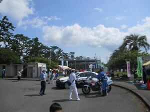 写真：静岡南警察署によるパトカー・白バイの乗車体験の様子