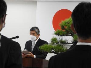 写真：稲田委員は、令和4年度永年勤続等表彰式に出席する様子