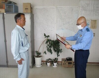 写真：令和5年7月3日　静岡県警察官友の会掛川支部会員への表彰伝達