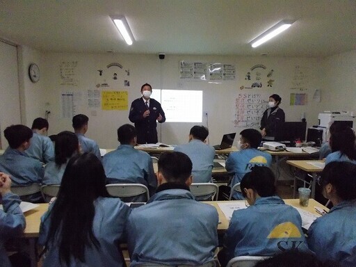 写真：令和5年11月29日　来日した外国人技能実習生に対し、交通安全講習を実施