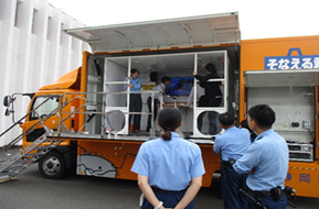 写真：起震車による地震体験