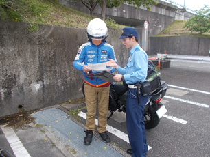 令和7年5月1日　道の駅掛川においてGW中の交通事故防止広報を実施