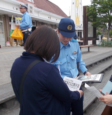令和7年5月1日　道の駅掛川においてGW中の交通事故防止広報を実施
