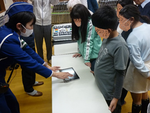 写真：葛ケ丘地区まちづくり協議会で交通安全教室を開催
