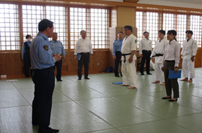 写真：逮捕術大会に向けた訓練の開始