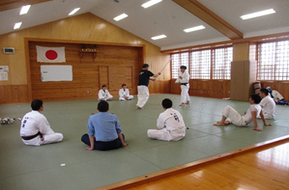 写真：逮捕術大会に向けた訓練の開始