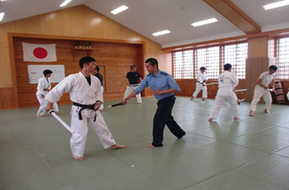 写真：逮捕術大会に向けた訓練の開始