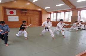 写真：逮捕術大会に向けた訓練の開始