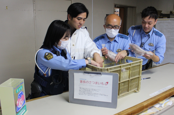 写真:署長のさつまいもと細江警察署員ら