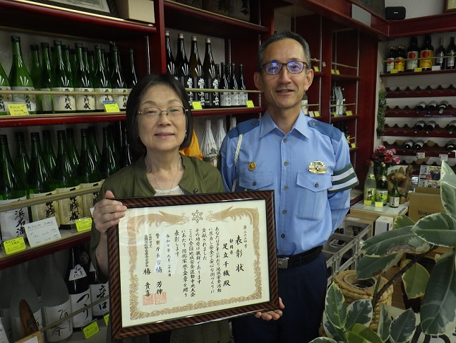写真：細江警察署地域安全女性部長足立さんと細江署長