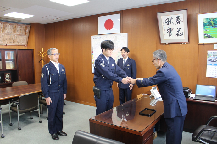 写真：署長即賞授与の様子