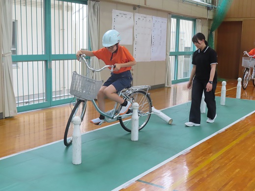 写真:競技の練習をする小学生たち
