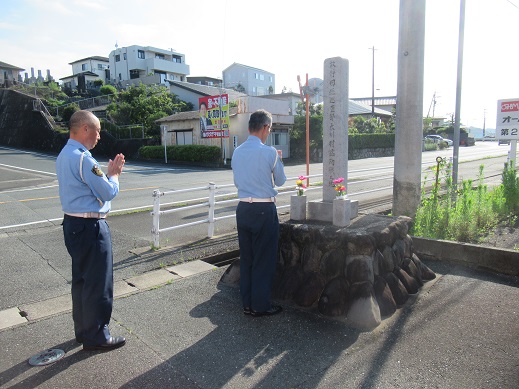 写真:慰霊碑に黙とうする細江警察署長