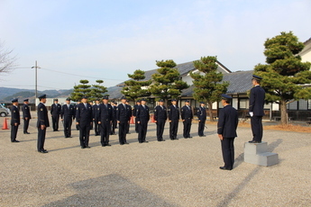 写真：整列する細江警察署員