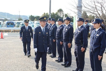 写真：細江警察署長と整列する細江警察署員ら