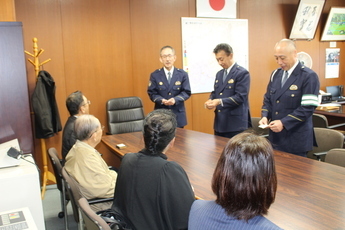 写真:日本善行会の皆さんと細江警察署長ら