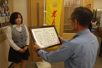 写真:感謝状贈呈の様子