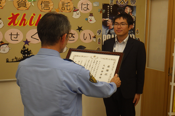 写真:感謝状贈呈の様子