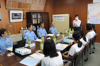 写真：細江警察署長らと中学生とのサミットの様子2
