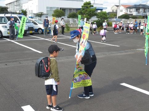 写真：小笠北小学校における下校児童への声かけ見守り・通学路等の見守り活動