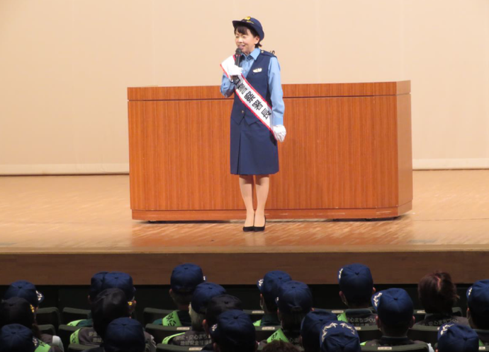 写真：全国地域安全運動「久保ひとみ一日警察署長」広報キャンペーン