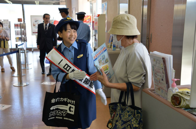 写真：全国地域安全運動「久保ひとみ一日警察署長」広報キャンペーン