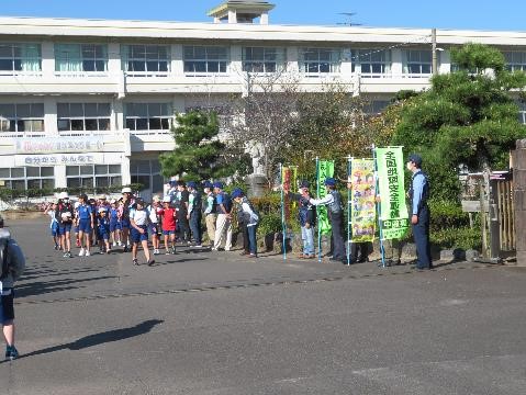 写真：御前崎第一小学校における「子供見守り強化の日」の児童下校見守り、パトロール