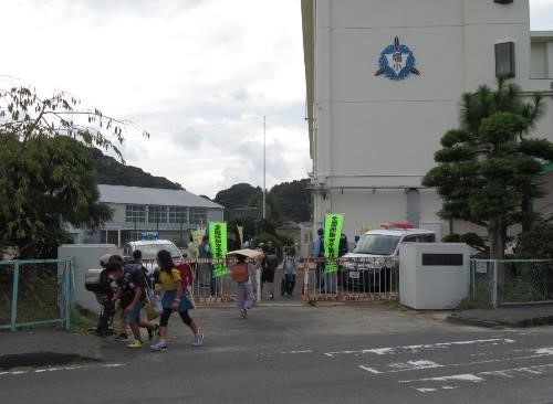 写真：堀之内小学校における下校児童への声かけ・通学路等の見守り活動