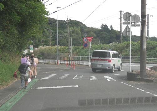 写真：堀之内小学校における下校児童への声かけ・通学路等の見守り活動