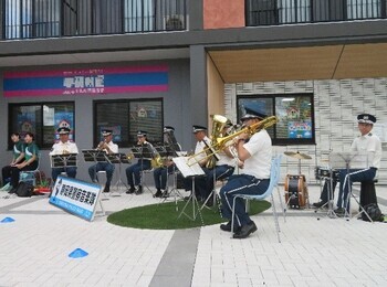 画像：トロベーと警察音楽隊がやってくる！での演奏の様子