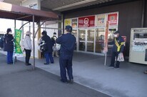 写真:3月15日 ピアゴ袋井店中央交番推進員の活動状況