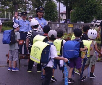写真:袋井市出身 フリースタイルスキーモーグル 杉本幸祐選手を一日警察署長に任命 令和5年9月6日
