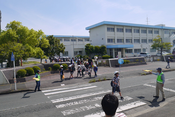 写真：下校する児童を見守るボランティア