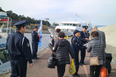 写真：熱海警察署は令和6年1月10日、110番の日の広報活動を行いました。