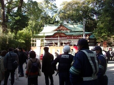 写真：市内神社の節分祭に伴う雑踏警備の様子