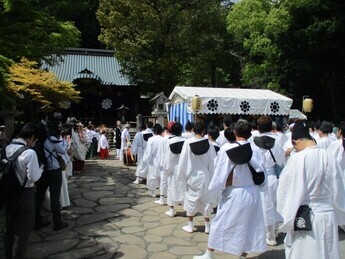 写真：令和6年4月15日、伊豆山神社例大祭の雑踏警備の様子