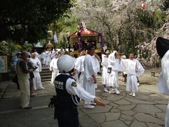 写真：令和6年4月15日、伊豆山神社例大祭の雑踏警備の様子