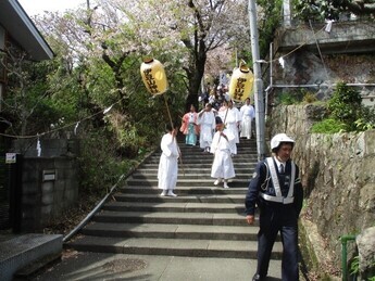 写真：令和6年4月15日、伊豆山神社例大祭の雑踏警備の様子