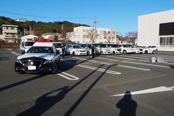 写真：出発するパトカー