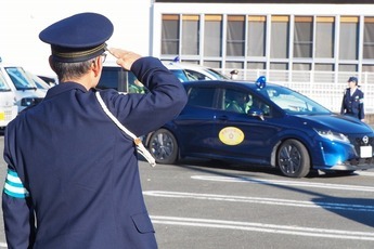 写真：敬礼する細江署長