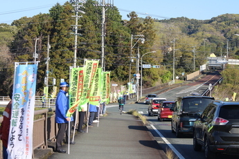 写真：春の全国交通安全運動街頭広報活動の様子