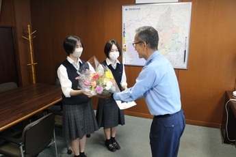 写真：「花の日」にちなみ、聖隷クリストファー中学・高等学校の生徒が花を持って来庁