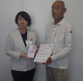 写真：連絡会の清水会長と浜松市の野田こども家庭部長