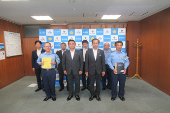 写真:三ケ日町農業協同組合の方々と細江署長らの記念撮影
