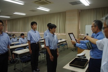 写真:自転車ヘルメット着用推進インフルエンサー指定書交付式の様子