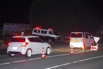 写真：夜間飲酒検問の様子