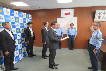 写真:「交通安全宣言書」提出式の様子