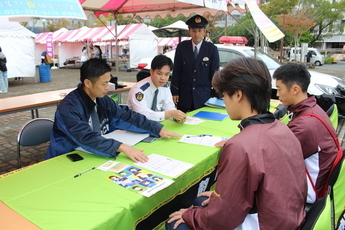 写真:常葉大学大学祭での採用活動の様子