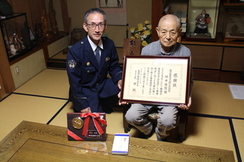 写真：署長と坪井氏との記念撮影