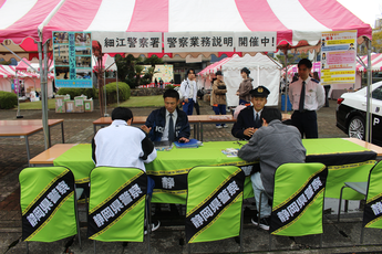 写真:常葉大学大学祭での採用活動の様子